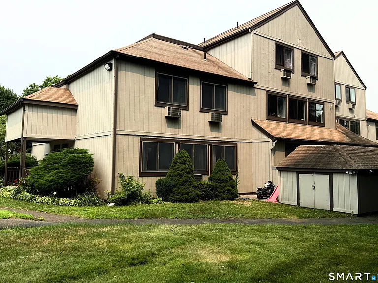 8 Pineview Dr #A — Photo 1