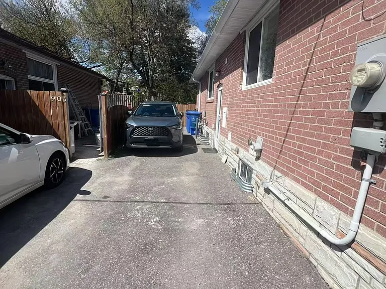 94 Longford Dr #BSMT — Photo 2