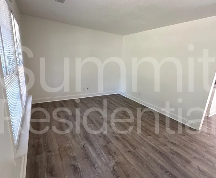 503 Berkeley Dr — Photo 3