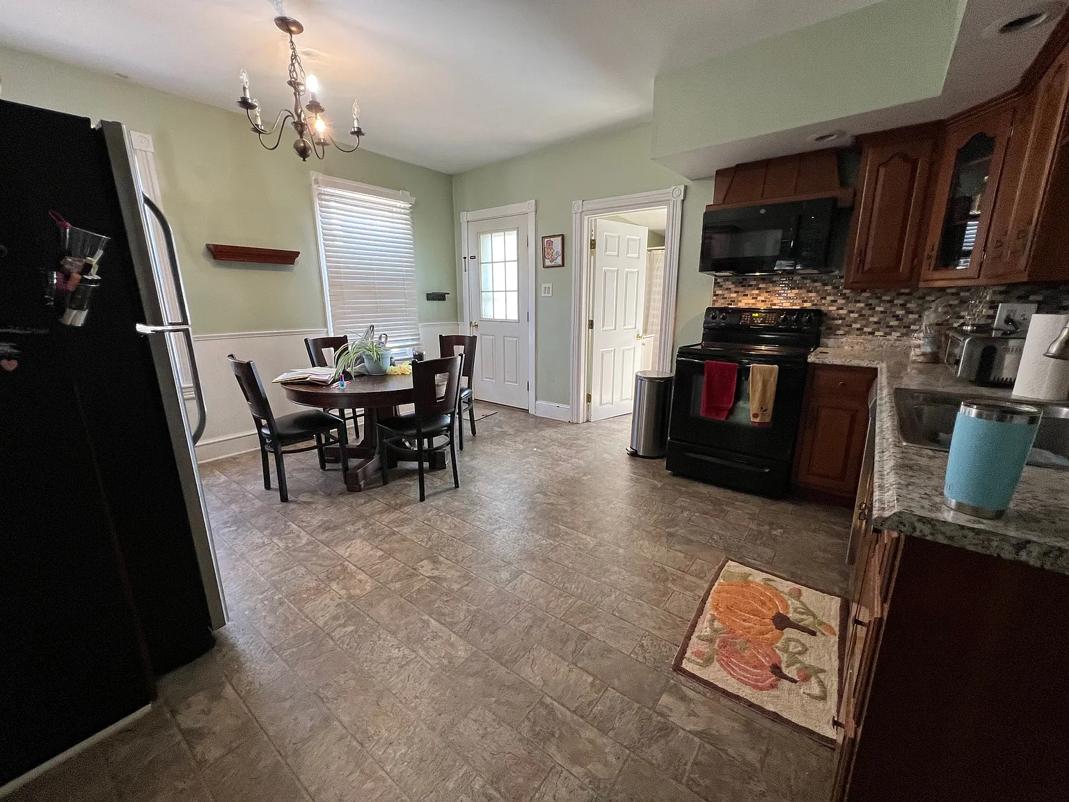4 bed, 1460 sqft, $2,500 — Photo 2