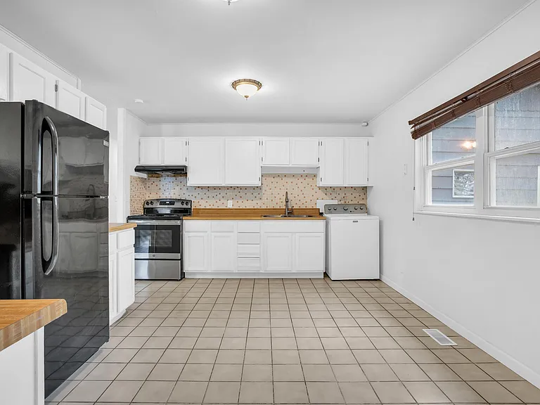 2719 E High St — Photo 4