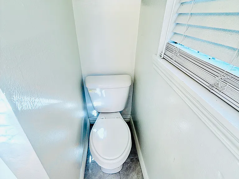 814 W College St — Photo 13