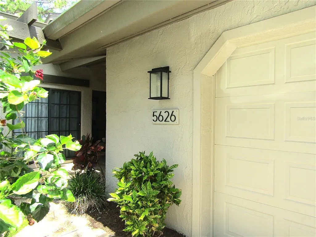 3 bed, 2.0 bath, 2122 sqft, $4,800 — Photo 2