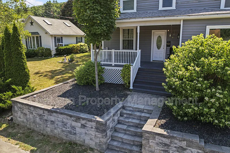 3 bed, 1.5 bath, 1000 sqft, $1,550 — Photo 4