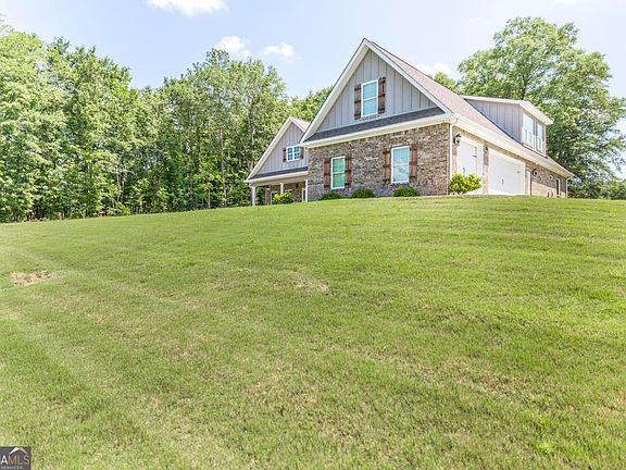 4th image of 374 Carrick Way
