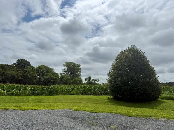 7 Waterside Dr, New Church, VA 23415