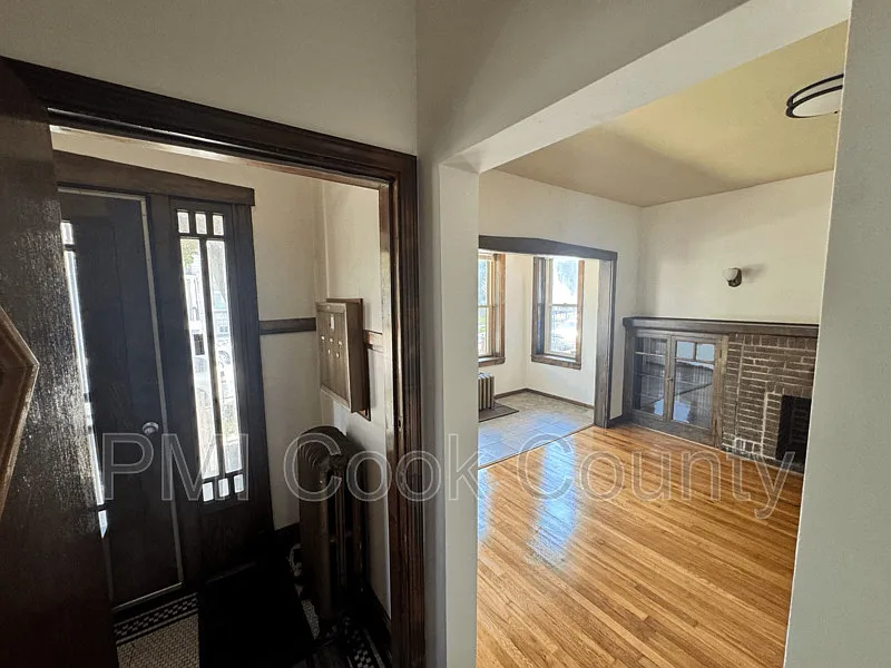 2 bed, 1.0 bath, 900 sqft, $1,900 — Photo 3