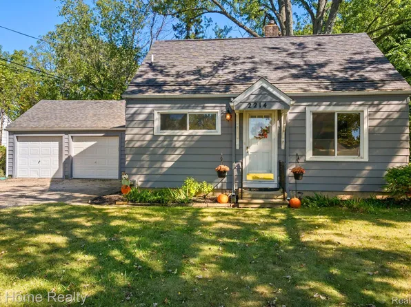 2214 Walnut Rd, Auburn Hills, MI 48326