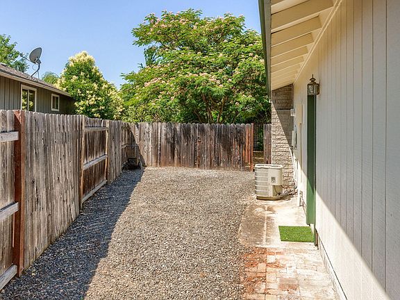 3rd image of 160 Centennial Cir