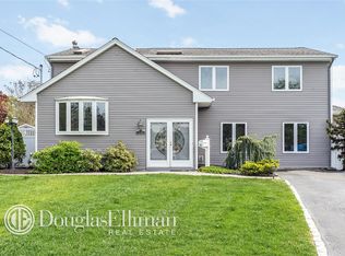 54 Manta Ct, Oakdale, NY 11769