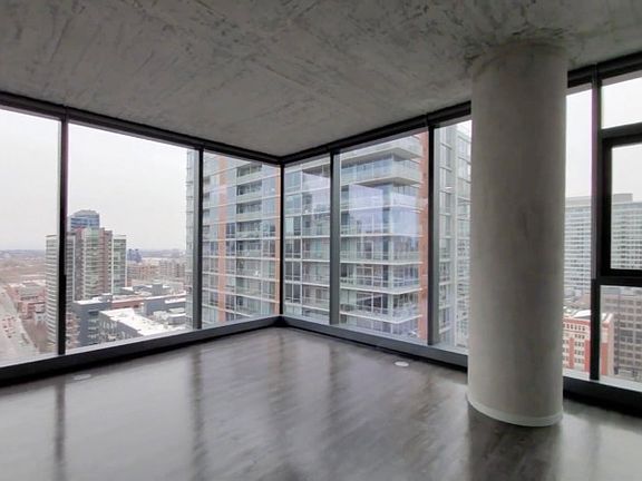 4th image of 743 S Clark St #920
