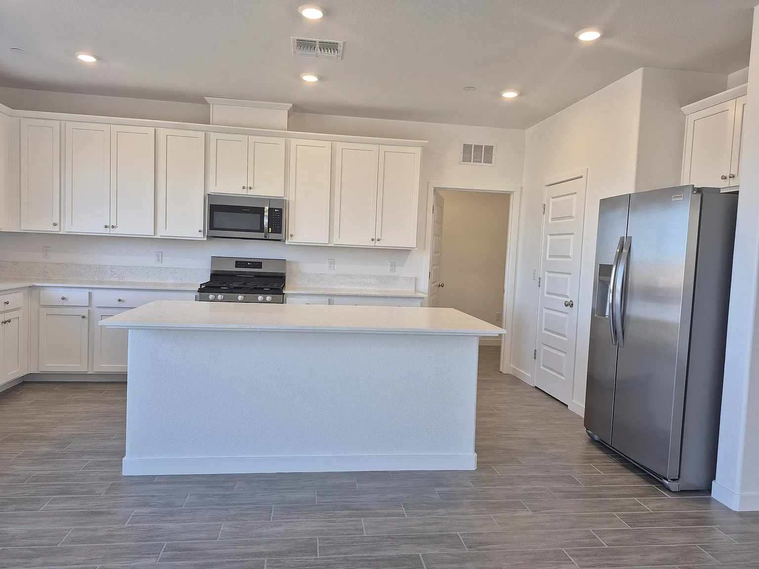 4 bed, 2.5 bath, 2466 sqft, $3,000 — Photo 3