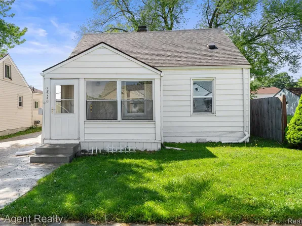 18730 Meier St, Roseville, MI 48066