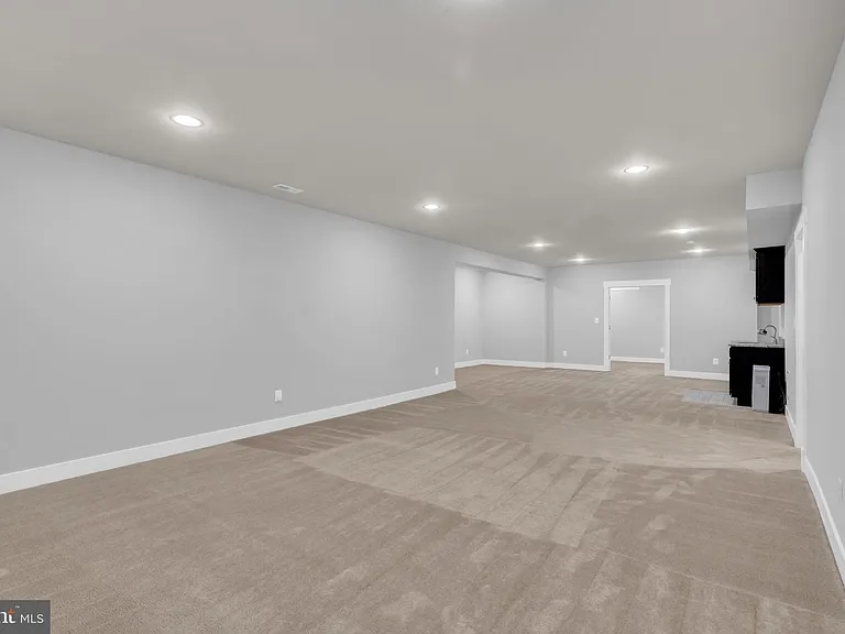 2233 N Underwood St — Photo 45