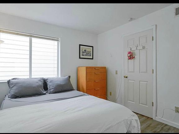 4th image of 330A Shotwell St
