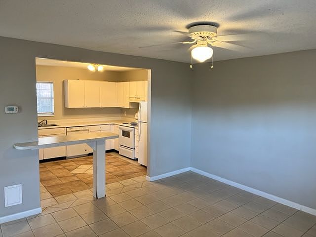 1st image of 27 Kelly Ave NE #0