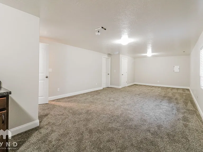 2251 E Maple Dr — Photo 5