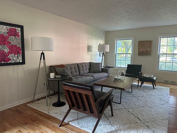 2nd image of 1585 Greenleaf Cir