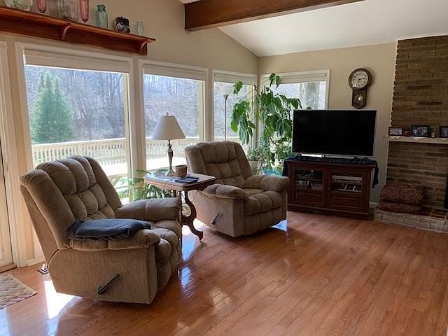 2nd image of 715 Thornwood Rd
