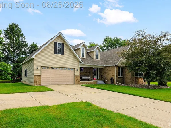 18570 Hollie Dr, Macomb, MI 48044