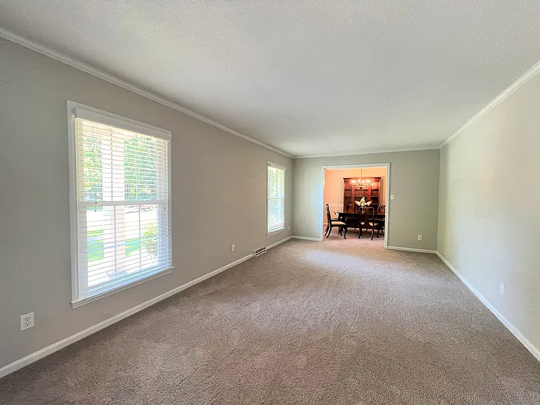 928 Brentwood Dr — Photo 2