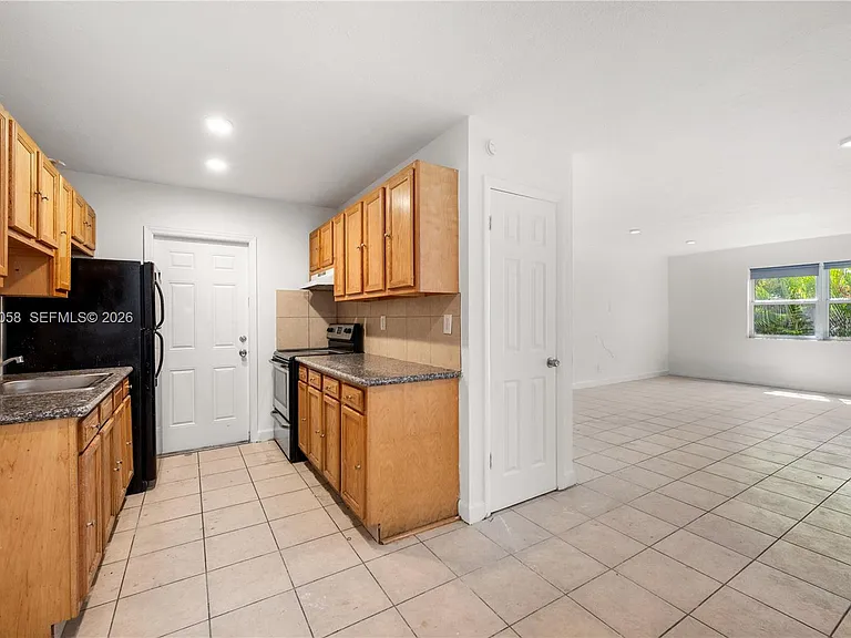 608 SW 16th Ave #A — Photo 2