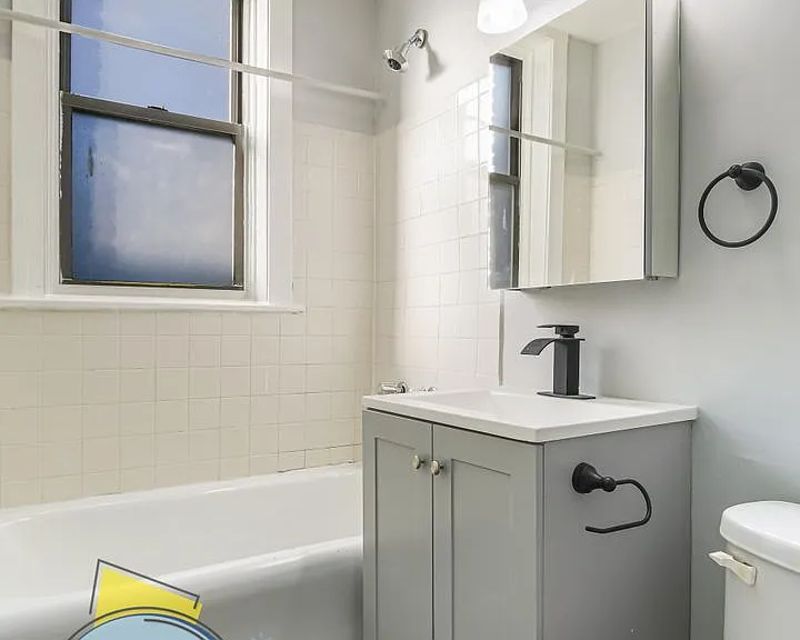 Hyde Park Apartments — Photo 17
