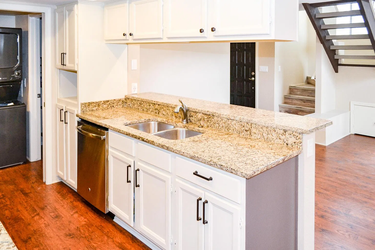 2 bed, 1.5 bath, 1050 sqft, $2,095 — Photo 3