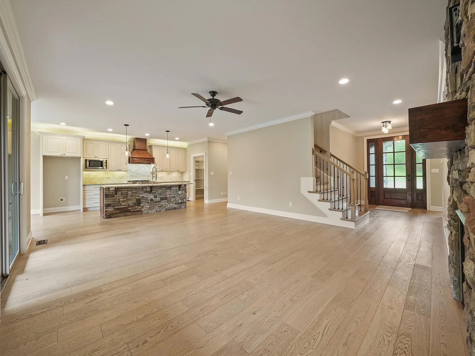 5 bed, 3.5 bath, 4600 sqft, $4,700 — Photo 2