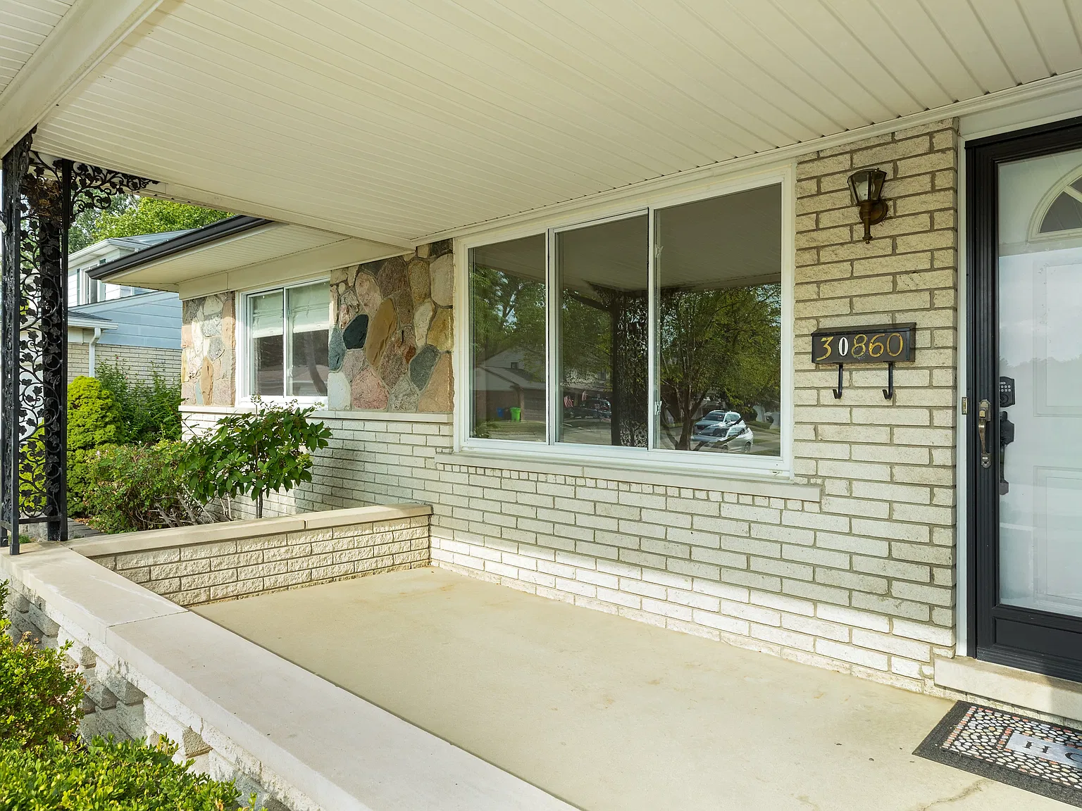 3 bed, 1618 sqft, $2,400 — Photo 2