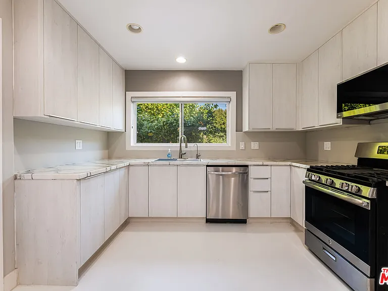 1112 S Highland Ave — Photo 11