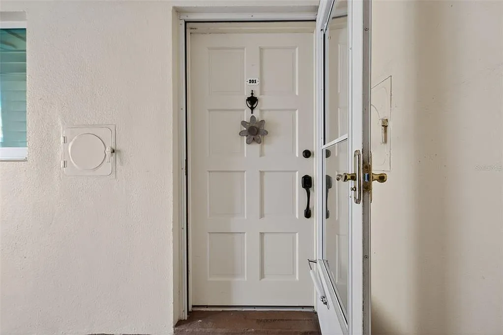 1 bed, 1.0 bath, 950 sqft, $2,200 — Photo 2