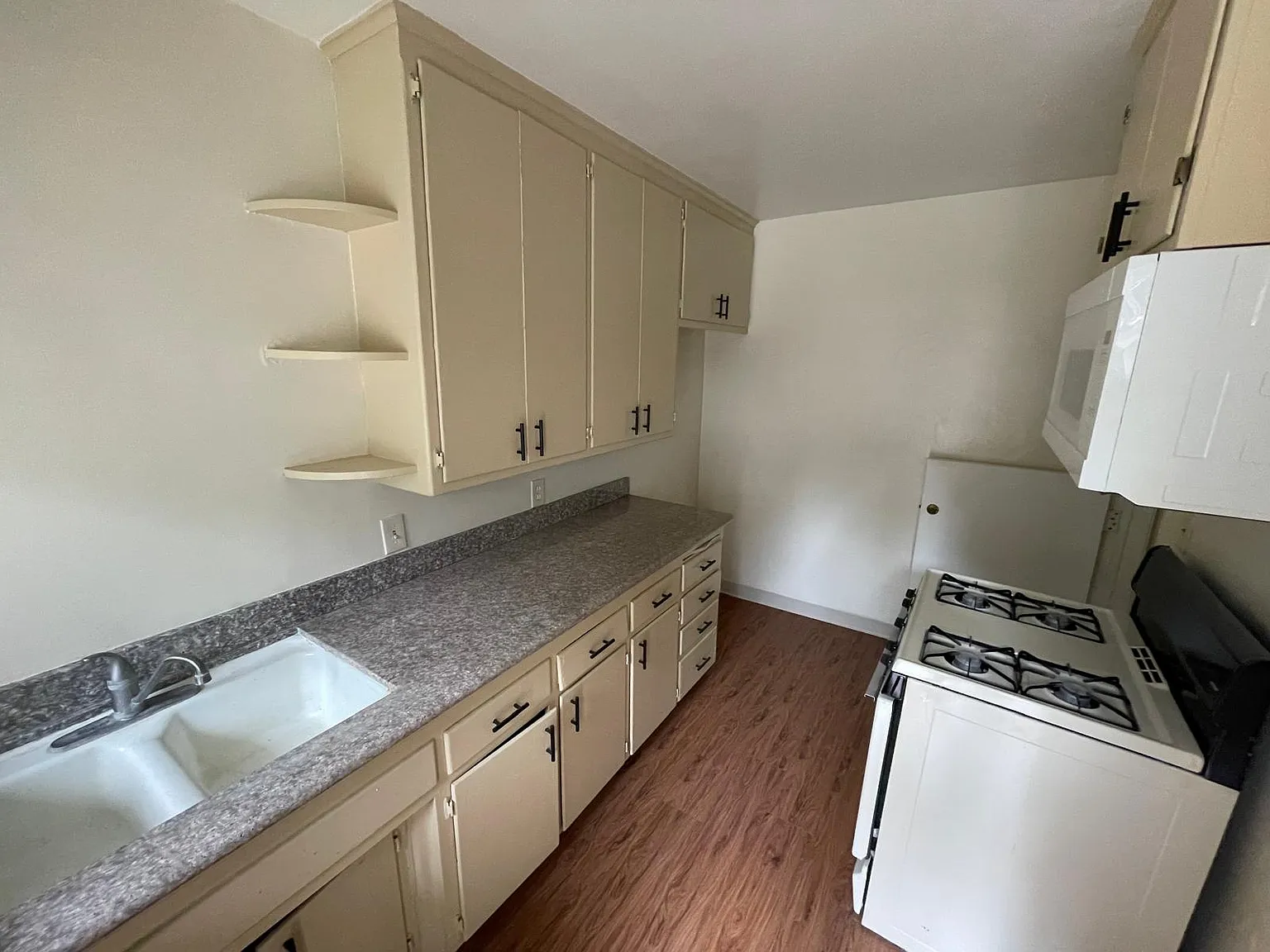 2 bed, 1100 sqft, $2,599 — Photo 2