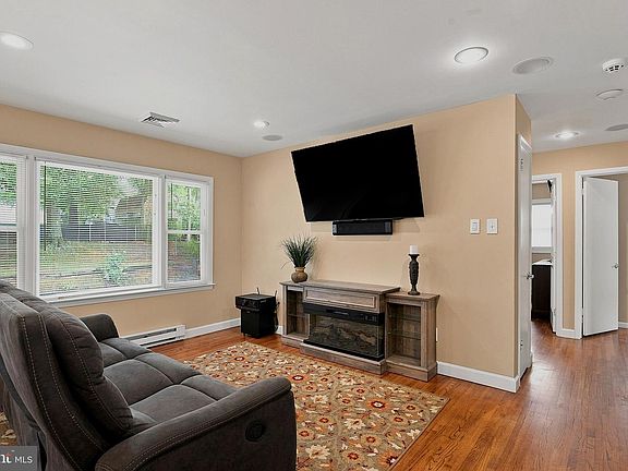 3rd image of 237 Courtney Dr