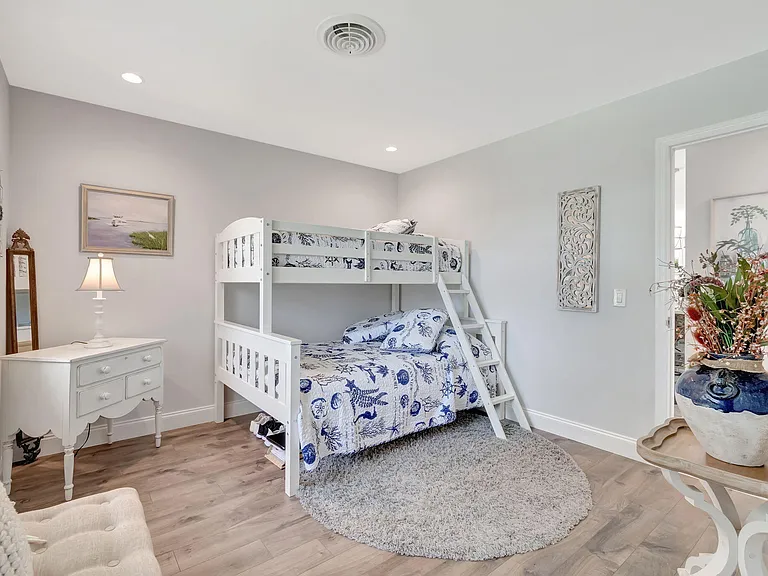 302 Venice Dr — Photo 25