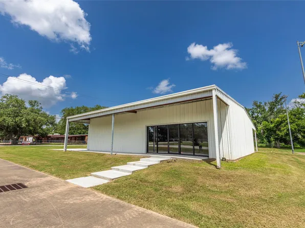 425 E Obryant St, Bellville, TX 77418