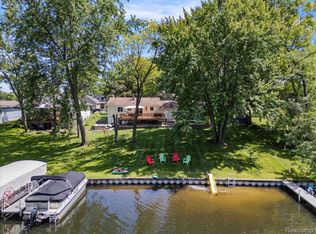 4016 Jane Ct, Waterford, MI 48329
