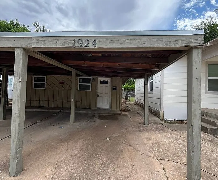1924 N Cross Ave — Photo 1