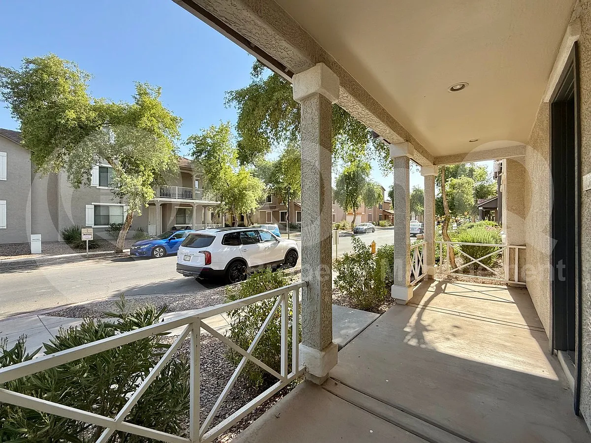 3 bed, 2.5 bath, 1776 sqft, $2,049 — Photo 3