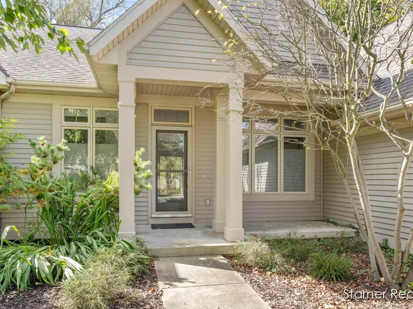 1663 Oakleigh Woods Dr NW, Grand Rapids, MI 49504