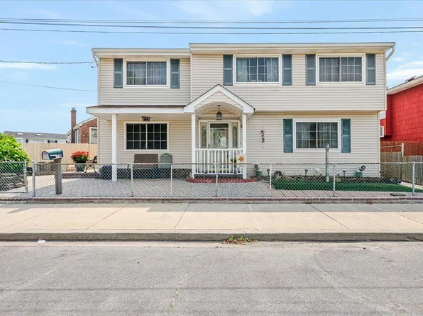 748 Knoll Street, Lindenhurst, NY 11757