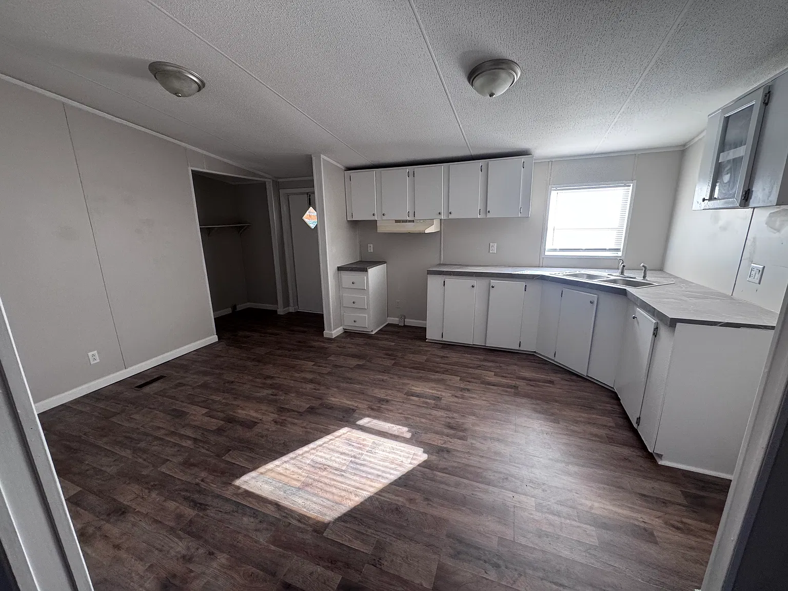 3 bed, $1,095 — Photo 2