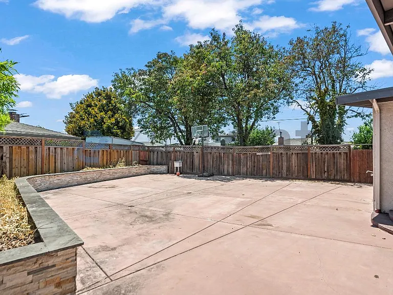 566 Beechmont Ln — Photo 22
