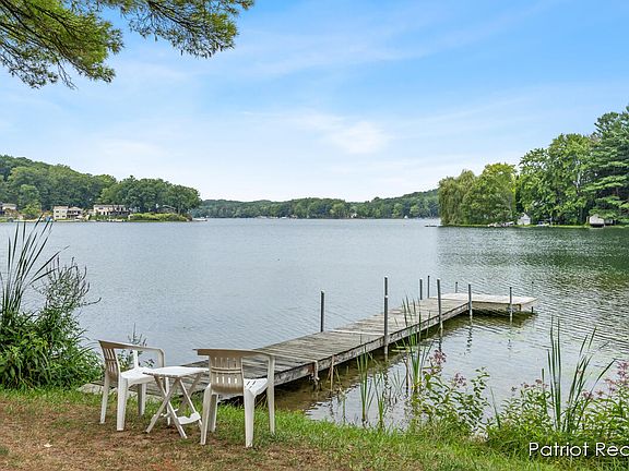 4th image of 140 W Pickerel Lake Dr