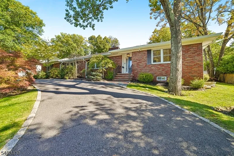 5 bed, 4.0 bath, $7,700 — Photo 2