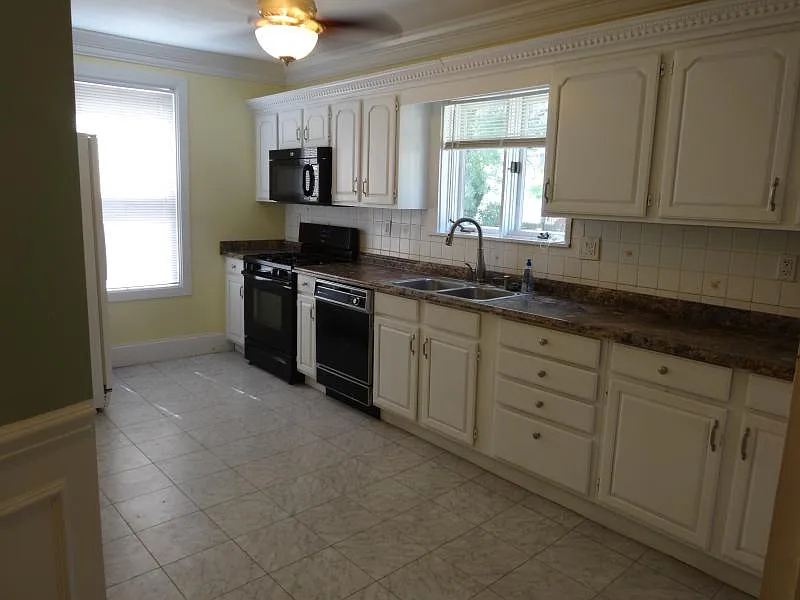 4 bed, 2200 sqft, $4,400 — Photo 2
