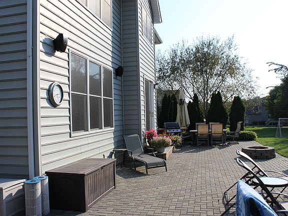 1,100 sq ft brick patio