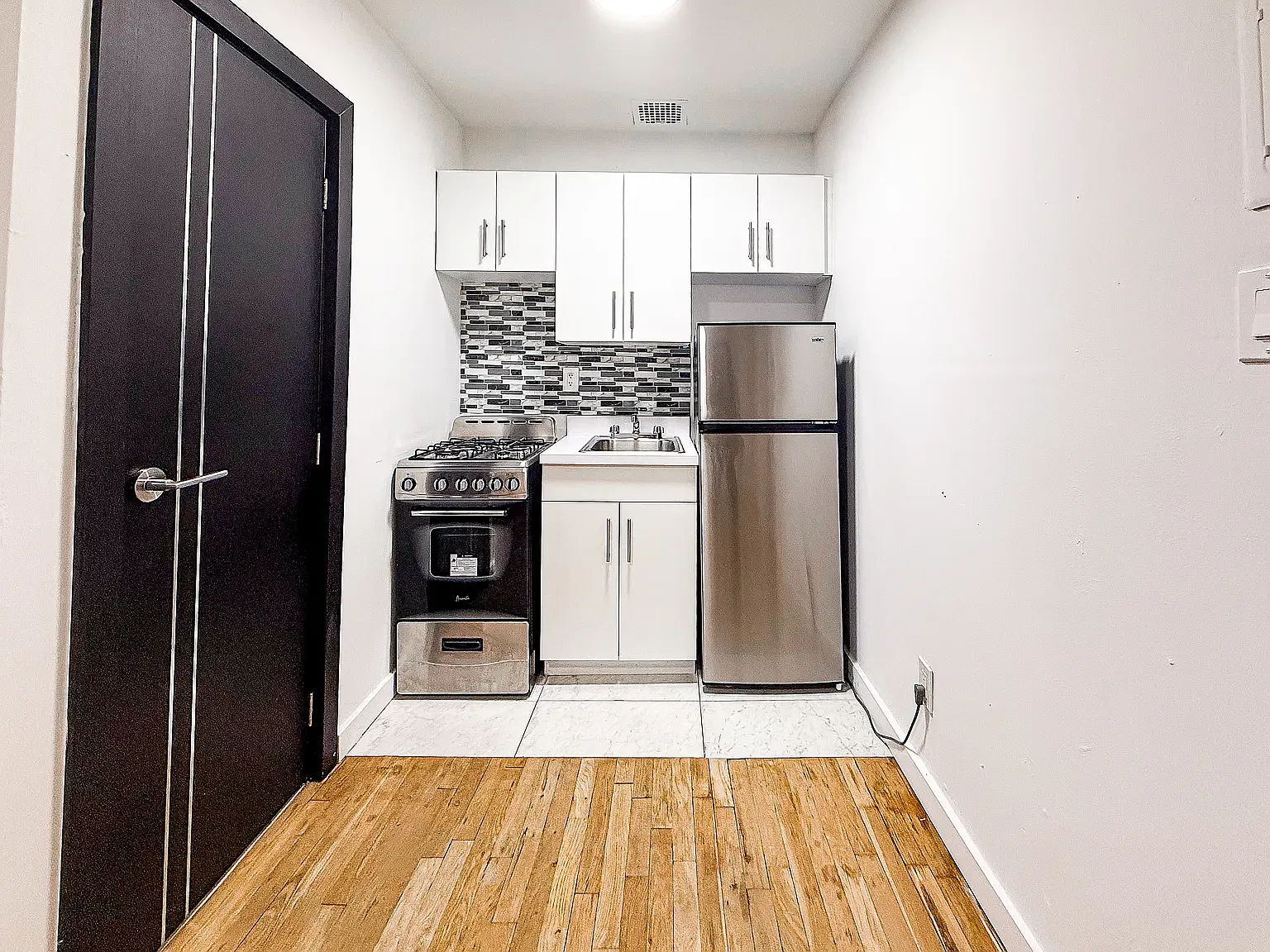 230 East 14th Street — Photo 4