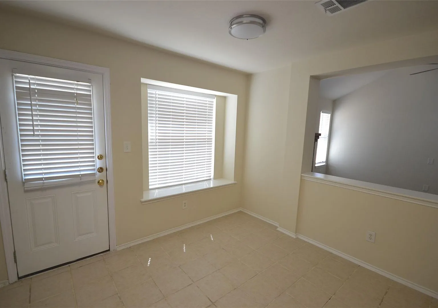 3 Bedroom 2 Bath in Oak Ridge — Photo 4