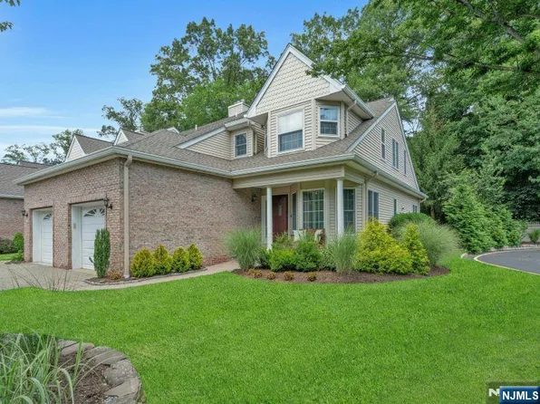 111 Trotters Ln, Allendale, NJ 07401